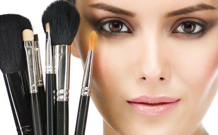 9-astuces-maquillage-qui-vont-vous-sauver-la-vie_a467-700x434